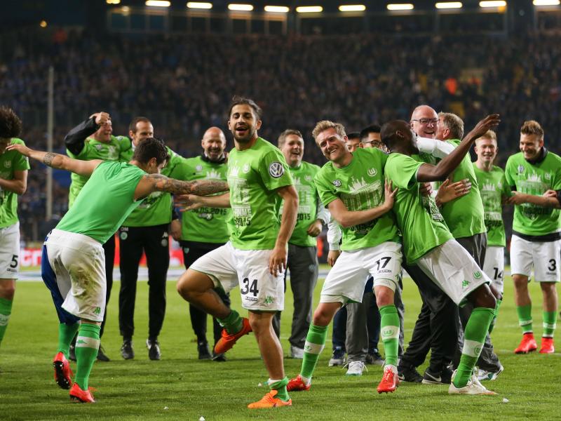 Der Weg ins Finale ist geebnet - ausgelassen feiern die Wolfsburger den Sieg über Arminia Bielefeld