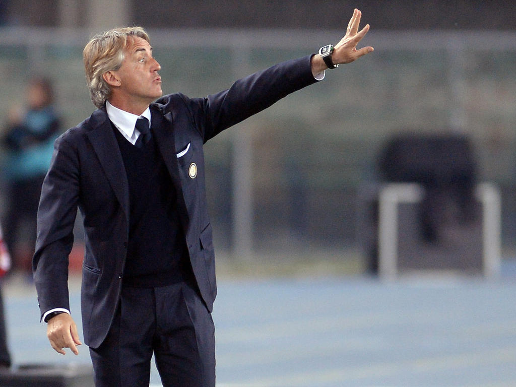 Inter-Coach Roberto Mancini gestikuliert beim Spiel gegen Hellas Verona an der Seitenlinie. (11.04.2015)