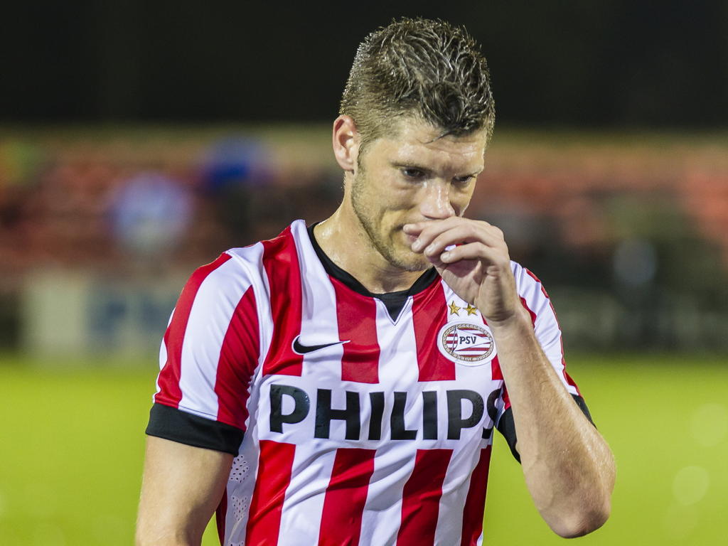 Stijn Schaars heeft jeuk aan zijn neus na afloop van het competitieduel Jong PSV Eindhoven - VVV-Venlo. (03-11-2014)