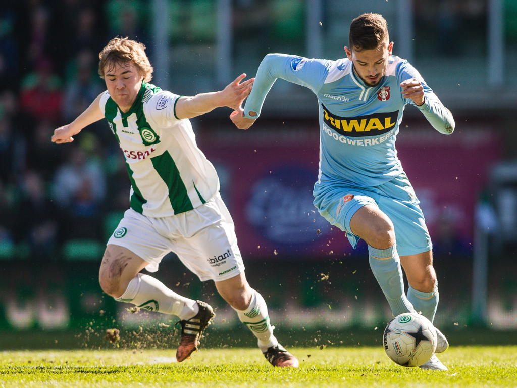 Simon Tibbling (l.) van FC Groningen is FC Dordrecht-speler Matthew Steenvoorden kwijt. (08-03-2015)