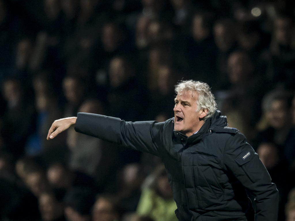 Fred Rutten is druk aan de zijlijn tijdens het duel Heracles - Feyenoord. Het loopt even niet bij Feyenoord en dus moet er gecoacht worden. (14-02-2015)